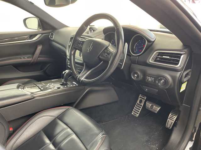 マセラティ ギブリ S グランスポーツ 兵庫県 2018(平30)年 8万km 黒 ・純正ナビ(BT/TV/SD/USB/AUX)/・全方位カメラ/・サンルーフ/・衝突軽減ブレーキ/・アダプティブクルーズコントロール/・ブレーキアシスト/・トラクションコントロール/・前席シートベルトプリテンショナー/・前後コーナーセンサー/・EBM（エキゾースト・バイパス・モジュール）/・オートマチックハイビーム/・車線保持アシスト/・死角アシスト/・前方衝突警告/・アイドリングストップ/・パドルシフト/・革シート/・前席パワーシート/・前席シートヒーター/・前方ドラレコ/・ETC/・LEDヘッドライト/・純正アルミホイール/・電動リアゲート/・パーキングアシスト/・リヤサンシャード