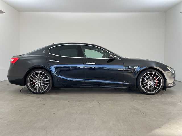 マセラティ ギブリ S グランスポーツ 兵庫県 2018(平30)年 8万km 黒 ・純正ナビ(BT/TV/SD/USB/AUX)/・全方位カメラ/・サンルーフ/・衝突軽減ブレーキ/・アダプティブクルーズコントロール/・ブレーキアシスト/・トラクションコントロール/・前席シートベルトプリテンショナー/・前後コーナーセンサー/・EBM（エキゾースト・バイパス・モジュール）/・オートマチックハイビーム/・車線保持アシスト/・死角アシスト/・前方衝突警告/・アイドリングストップ/・パドルシフト/・革シート/・前席パワーシート/・前席シートヒーター/・前方ドラレコ/・ETC/・LEDヘッドライト/・純正アルミホイール/・電動リアゲート/・パーキングアシスト/・リヤサンシャード