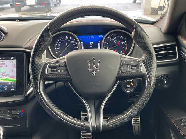 マセラティ ギブリ S グランスポーツ 兵庫県 2018(平30)年 8万km 黒 ・純正ナビ(BT/TV/SD/USB/AUX)/・全方位カメラ/・サンルーフ/・衝突軽減ブレーキ/・アダプティブクルーズコントロール/・ブレーキアシスト/・トラクションコントロール/・前席シートベルトプリテンショナー/・前後コーナーセンサー/・EBM（エキゾースト・バイパス・モジュール）/・オートマチックハイビーム/・車線保持アシスト/・死角アシスト/・前方衝突警告/・アイドリングストップ/・パドルシフト/・革シート/・前席パワーシート/・前席シートヒーター/・前方ドラレコ/・ETC/・LEDヘッドライト/・純正アルミホイール/・電動リアゲート/・パーキングアシスト/・リヤサンシャード