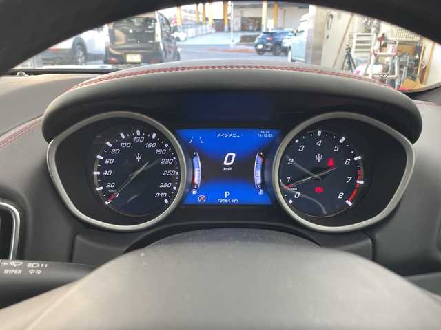 マセラティ ギブリ S グランスポーツ 兵庫県 2018(平30)年 8万km 黒 ・純正ナビ(BT/TV/SD/USB/AUX)/・全方位カメラ/・サンルーフ/・衝突軽減ブレーキ/・アダプティブクルーズコントロール/・ブレーキアシスト/・トラクションコントロール/・前席シートベルトプリテンショナー/・前後コーナーセンサー/・EBM（エキゾースト・バイパス・モジュール）/・オートマチックハイビーム/・車線保持アシスト/・死角アシスト/・前方衝突警告/・アイドリングストップ/・パドルシフト/・革シート/・前席パワーシート/・前席シートヒーター/・前方ドラレコ/・ETC/・LEDヘッドライト/・純正アルミホイール/・電動リアゲート/・パーキングアシスト/・リヤサンシャード