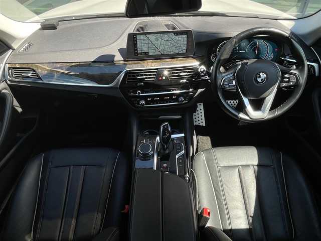 ＢＭＷ ５３０ｅ ラグジュアリー アイパフォーマンス 石川県 2018(平30)年 5.8万km パール 純正HDDナビ/　Bluetooth・AM/FM・CD・DVD・USB/フルセグTV/ETC/全方位カメラ/ドライブレコーダー/アダプティブクルーズコントロール/ブラインドスポットモニター/パワーシート（D+N席）/シートメモリー/シートヒーター（D+N席）/アンチロック・ブレーキ・システム/衝突被害軽減システム/横滑り防止装置/前後コーナーセンサー/レーンキープアシスト/盗難防止装置/パーキングアシスト/アイドリングストップ/エアバッグ（W+サイド）/カーテンエアバッグ/純正アルミホイール/スマートキー
