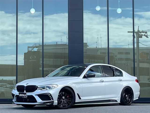ＢＭＷ ５３０ｅ ラグジュアリー アイパフォーマンス 石川県 2018(平30)年 5.8万km パール 純正HDDナビ/　Bluetooth・AM/FM・CD・DVD・USB/フルセグTV/ETC/全方位カメラ/ドライブレコーダー/アダプティブクルーズコントロール/ブラインドスポットモニター/パワーシート（D+N席）/シートメモリー/シートヒーター（D+N席）/アンチロック・ブレーキ・システム/衝突被害軽減システム/横滑り防止装置/前後コーナーセンサー/レーンキープアシスト/盗難防止装置/パーキングアシスト/アイドリングストップ/エアバッグ（W+サイド）/カーテンエアバッグ/純正アルミホイール/スマートキー