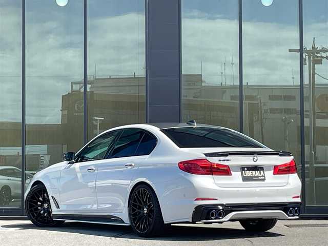 ＢＭＷ ５３０ｅ ラグジュアリー アイパフォーマンス 石川県 2018(平30)年 5.8万km パール 純正HDDナビ/　Bluetooth・AM/FM・CD・DVD・USB/フルセグTV/ETC/全方位カメラ/ドライブレコーダー/アダプティブクルーズコントロール/ブラインドスポットモニター/パワーシート（D+N席）/シートメモリー/シートヒーター（D+N席）/アンチロック・ブレーキ・システム/衝突被害軽減システム/横滑り防止装置/前後コーナーセンサー/レーンキープアシスト/盗難防止装置/パーキングアシスト/アイドリングストップ/エアバッグ（W+サイド）/カーテンエアバッグ/純正アルミホイール/スマートキー