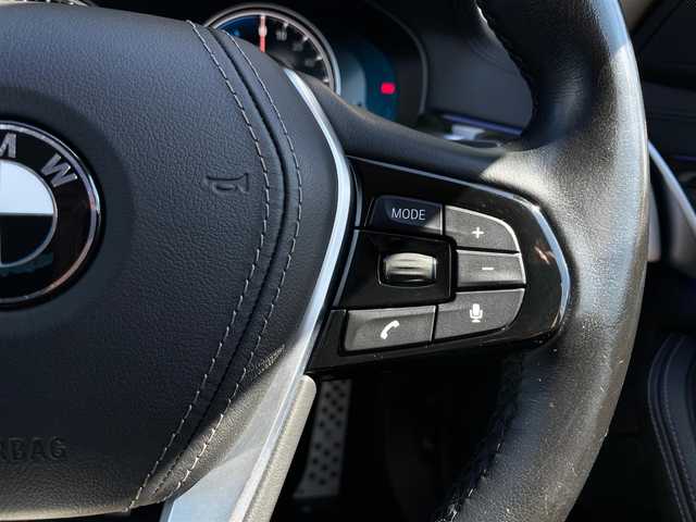 ＢＭＷ ５３０ｅ ラグジュアリー アイパフォーマンス 石川県 2018(平30)年 5.8万km パール 純正HDDナビ/　Bluetooth・AM/FM・CD・DVD・USB/フルセグTV/ETC/全方位カメラ/ドライブレコーダー/アダプティブクルーズコントロール/ブラインドスポットモニター/パワーシート（D+N席）/シートメモリー/シートヒーター（D+N席）/アンチロック・ブレーキ・システム/衝突被害軽減システム/横滑り防止装置/前後コーナーセンサー/レーンキープアシスト/盗難防止装置/パーキングアシスト/アイドリングストップ/エアバッグ（W+サイド）/カーテンエアバッグ/純正アルミホイール/スマートキー
