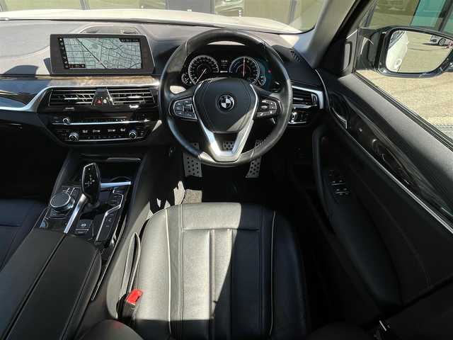 ＢＭＷ ５３０ｅ ラグジュアリー アイパフォーマンス 石川県 2018(平30)年 5.8万km パール 純正HDDナビ/　Bluetooth・AM/FM・CD・DVD・USB/フルセグTV/ETC/全方位カメラ/ドライブレコーダー/アダプティブクルーズコントロール/ブラインドスポットモニター/パワーシート（D+N席）/シートメモリー/シートヒーター（D+N席）/アンチロック・ブレーキ・システム/衝突被害軽減システム/横滑り防止装置/前後コーナーセンサー/レーンキープアシスト/盗難防止装置/パーキングアシスト/アイドリングストップ/エアバッグ（W+サイド）/カーテンエアバッグ/純正アルミホイール/スマートキー