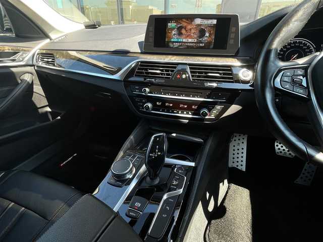 ＢＭＷ ５３０ｅ ラグジュアリー アイパフォーマンス 石川県 2018(平30)年 5.8万km パール 純正HDDナビ/　Bluetooth・AM/FM・CD・DVD・USB/フルセグTV/ETC/全方位カメラ/ドライブレコーダー/アダプティブクルーズコントロール/ブラインドスポットモニター/パワーシート（D+N席）/シートメモリー/シートヒーター（D+N席）/アンチロック・ブレーキ・システム/衝突被害軽減システム/横滑り防止装置/前後コーナーセンサー/レーンキープアシスト/盗難防止装置/パーキングアシスト/アイドリングストップ/エアバッグ（W+サイド）/カーテンエアバッグ/純正アルミホイール/スマートキー