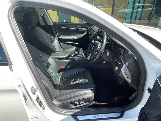 ＢＭＷ ５３０ｅ ラグジュアリー アイパフォーマンス 石川県 2018(平30)年 5.8万km パール 純正HDDナビ/　Bluetooth・AM/FM・CD・DVD・USB/フルセグTV/ETC/全方位カメラ/ドライブレコーダー/アダプティブクルーズコントロール/ブラインドスポットモニター/パワーシート（D+N席）/シートメモリー/シートヒーター（D+N席）/アンチロック・ブレーキ・システム/衝突被害軽減システム/横滑り防止装置/前後コーナーセンサー/レーンキープアシスト/盗難防止装置/パーキングアシスト/アイドリングストップ/エアバッグ（W+サイド）/カーテンエアバッグ/純正アルミホイール/スマートキー