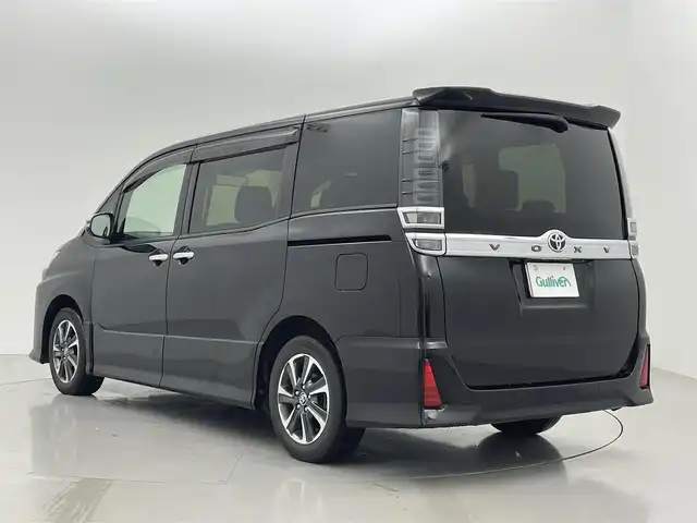 トヨタ ヴォクシー ZS 煌Ⅲ 熊本県 2021(令3)年 3万km ブラック ワンオーナー　/純正ナビ（ＣＤ・ＤＶＤ・フルセグ・ＢＴ・ＳＤ）/純正後席モニター　/バックカメラ　/ビルトインＥＴＣ　/社外前方ドライブレコーダー　/クルーズコントロール/両側パワースライドドア　/前後クリアランスソナー/トヨタセーフティーセンス/・プリクラッシュセーフティ/・駐車時支援パーキングサポートシステム/・先行車発進お知らせ/・レーンディパーチャーアラート/・オートマチックハイビーム/横滑り防止/アイドリングストップ/ハーフレザーシート/社外フロアマット/純正１６インチAW/オートライト/LEDヘッドライト/フォグライト/スマートキー/プッシュスタート/スペアキー1本/保証書/取扱説明書