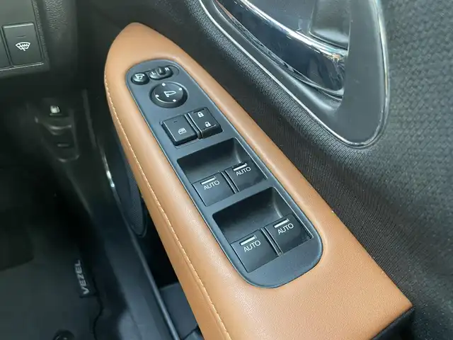 ホンダ ヴェゼル ハイブリッド Z 埼玉県 2014(平26)年 12.3万km モルフォブルーP (株)IDOMが運営する【じしゃロン鳩ヶ谷店】の自社ローン専用車両になりますこちらは現金またはオートローンご利用時の価格です。自社ローンご希望の方は別途その旨お申付け下さい/あんしんパッケージ/・シティブレーキアクティブシステム/・サイド&カーテンエアバッグ/HONDAインターナビ/　(CD/DVD/Bluetooth接続)/フルセグTV/バックカメラ/ビルドインETC/前後ドライブレコーダー/クルーズコントロール/パドルシフト/ハーフレザーシート/シートヒーター/LEDヘッドライト
