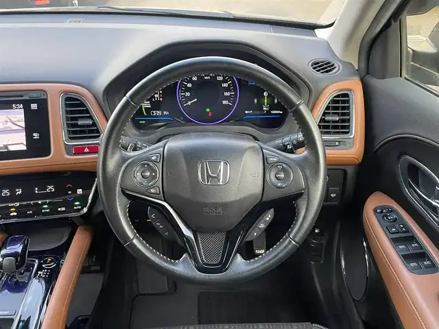 ホンダ ヴェゼル ハイブリッド Z 埼玉県 2014(平26)年 12.3万km モルフォブルーP (株)IDOMが運営する【じしゃロン鳩ヶ谷店】の自社ローン専用車両になりますこちらは現金またはオートローンご利用時の価格です。自社ローンご希望の方は別途その旨お申付け下さい/あんしんパッケージ/・シティブレーキアクティブシステム/・サイド&カーテンエアバッグ/HONDAインターナビ/　(CD/DVD/Bluetooth接続)/フルセグTV/バックカメラ/ビルドインETC/前後ドライブレコーダー/クルーズコントロール/パドルシフト/ハーフレザーシート/シートヒーター/LEDヘッドライト