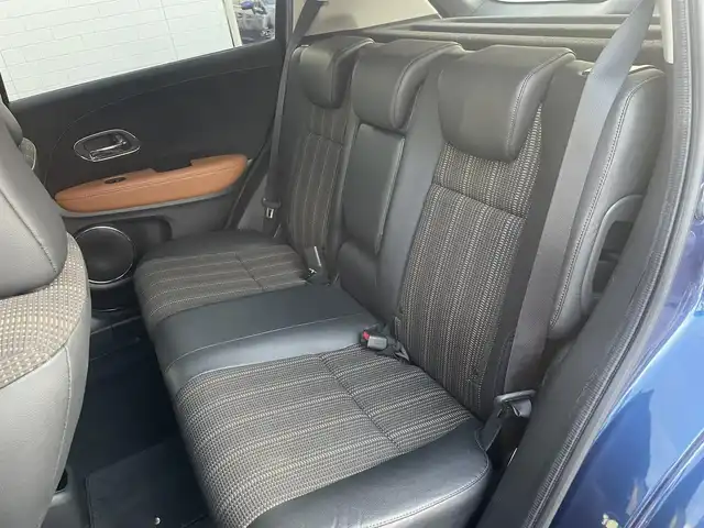 ホンダ ヴェゼル ハイブリッド Z 埼玉県 2014(平26)年 12.3万km モルフォブルーP (株)IDOMが運営する【じしゃロン鳩ヶ谷店】の自社ローン専用車両になりますこちらは現金またはオートローンご利用時の価格です。自社ローンご希望の方は別途その旨お申付け下さい/あんしんパッケージ/・シティブレーキアクティブシステム/・サイド&カーテンエアバッグ/HONDAインターナビ/　(CD/DVD/Bluetooth接続)/フルセグTV/バックカメラ/ビルドインETC/前後ドライブレコーダー/クルーズコントロール/パドルシフト/ハーフレザーシート/シートヒーター/LEDヘッドライト