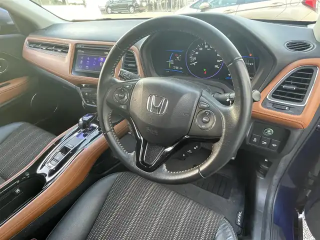 ホンダ ヴェゼル ハイブリッド Z 埼玉県 2014(平26)年 12.3万km モルフォブルーP (株)IDOMが運営する【じしゃロン鳩ヶ谷店】の自社ローン専用車両になりますこちらは現金またはオートローンご利用時の価格です。自社ローンご希望の方は別途その旨お申付け下さい/あんしんパッケージ/・シティブレーキアクティブシステム/・サイド&カーテンエアバッグ/HONDAインターナビ/　(CD/DVD/Bluetooth接続)/フルセグTV/バックカメラ/ビルドインETC/前後ドライブレコーダー/クルーズコントロール/パドルシフト/ハーフレザーシート/シートヒーター/LEDヘッドライト