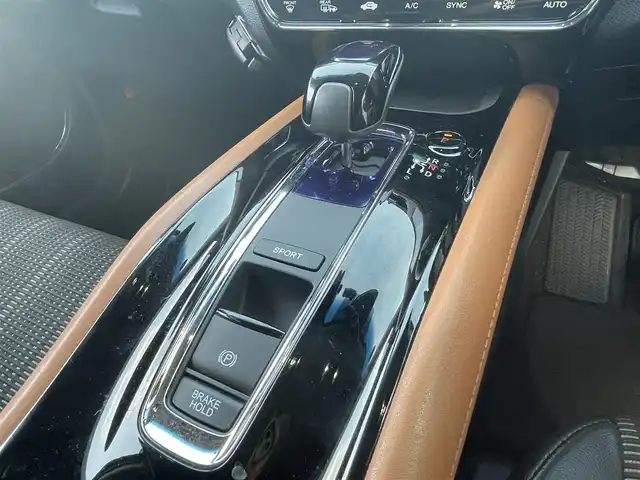 ホンダ ヴェゼル ハイブリッド Z 埼玉県 2014(平26)年 12.3万km モルフォブルーP (株)IDOMが運営する【じしゃロン鳩ヶ谷店】の自社ローン専用車両になりますこちらは現金またはオートローンご利用時の価格です。自社ローンご希望の方は別途その旨お申付け下さい/あんしんパッケージ/・シティブレーキアクティブシステム/・サイド&カーテンエアバッグ/HONDAインターナビ/　(CD/DVD/Bluetooth接続)/フルセグTV/バックカメラ/ビルドインETC/前後ドライブレコーダー/クルーズコントロール/パドルシフト/ハーフレザーシート/シートヒーター/LEDヘッドライト