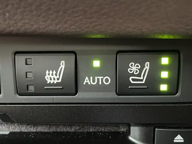 レクサス ＥＳ 300h 滋賀県 2018(平30)年 5万km ソニッククォーツ 純正ナビ/(フルセグ/Bluetooth/CD/DVD)/レクサスセーフティー/・プリクラッシュセーフティ/・レーンキープアシスト/・レーダークルーズコントロール/・標識認識/・ブラインドスポットモニター/・先行車発進告知/・オートハイビーム/LEDオートライト/フォグ/サンルーフ/リアサンシェード/レザーシート/パワーシート/前席シートヒーター/前席ベンチレーション/ステアリングヒーター/電動リアゲート/電動パーキング/ブレーキホールド/バックカメラ/純正ドラレコ/ビルトインETC/USB