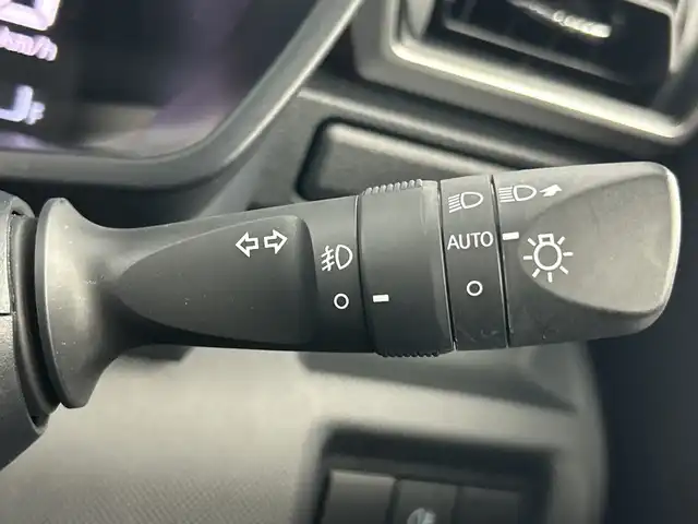 トヨタ ライズ Z 愛知県 2020(令2)年 2.5万km ブライトシルバーM 禁煙車/ターボ/ワンオーナー/純正7インチナビ/（CD/DVD/Bluetooth/フルセグTV/SD)/バックカメラ/シーケンシャルウインカー/純正エアロ/スマートアシスト/・衝突警報機能/衝突回避支援ブレーキ機能/・ブレーキ制御付き誤発進抑制機能（前方・後方）/・車線逸脱警報機能/車線逸脱抑制制御機能/・ ふらつき警報/・ 路側逸脱警報/・アダプティブクルーズコントロール（停止保持機能あり）/・レーンキープコントロール/・オートマチックハイビーム/・アダプティブドライビングビーム/・標識認識機能/ETC/前後ドライブレコーダー/前席シートヒーター/アイドリングストップ/純正17インチアルミホイール/スマートキー/スペアキー1本/プッシュスタート/LEDヘッドライト/フロントフォグランプ/オートライト/純正フロアマット/横滑り防止装置/電動格納ミラー