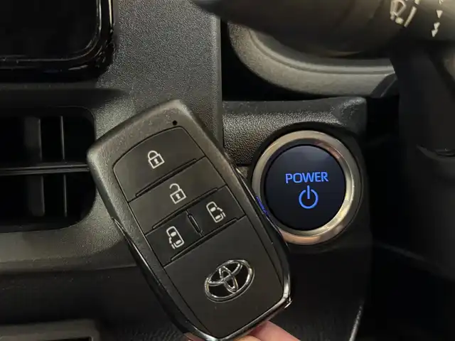 トヨタ シエンタ ハイブリッド Z 群馬県 2023(令5)年 6万km スカーレットメタリック 純正8インチディスプレイオーディオ	/（AM/FM/BT）/両側パワースライドドア		/ビルトインETC2.0				/パノラミックビューモニター		/セーフティセンス	/プリクラッシュセーフティシステム/レーダークルーズコントロール	/パーキングサポートブレーキ		/ブラインドスポットモニター				/アクセサリーコンセント/革巻きステアリング/LEDヘッドランプ		/消臭撥水撥油機能付きファブリックシート		/スマートエントリー/スタートシステム		/通信用USBタイプA/充電用USBタイプC		/禁煙車