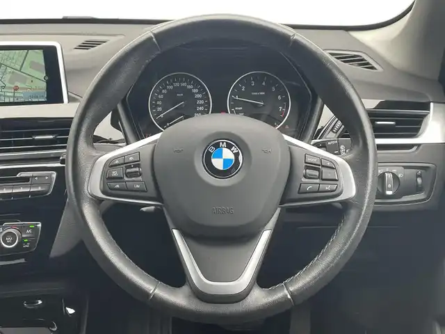 ＢＭＷ Ｘ１ sDrive 18i Xライン 群馬県 2017(平29)年 1.9万km パール 純正ナビ(CD/DVD/Bloutooth/AM/FM)/純正ドライブレコーダー/バックカメラ/ETC/LEDヘッドライト/オートライト/オートマチックハイビーム/ステアリングスイッチ/電動リアゲート/レーンキープアシスト/クルーズコントロール(追従走行)/電動格納ミラー/ルーフレール/純正アルミホイール/コーナーセンサー/USB入力端子/盗難防止機能/横滑り防止/取扱説明書/保証書/スペアキー