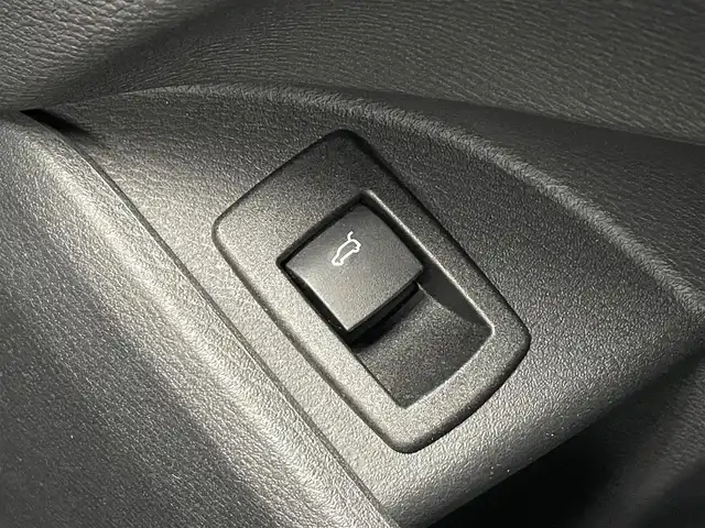 ＢＭＷ Ｘ１ sDrive 18i Xライン 群馬県 2017(平29)年 1.9万km パール 純正ナビ(CD/DVD/Bloutooth/AM/FM)/純正ドライブレコーダー/バックカメラ/ETC/LEDヘッドライト/オートライト/オートマチックハイビーム/ステアリングスイッチ/電動リアゲート/レーンキープアシスト/クルーズコントロール(追従走行)/電動格納ミラー/ルーフレール/純正アルミホイール/コーナーセンサー/USB入力端子/盗難防止機能/横滑り防止/取扱説明書/保証書/スペアキー