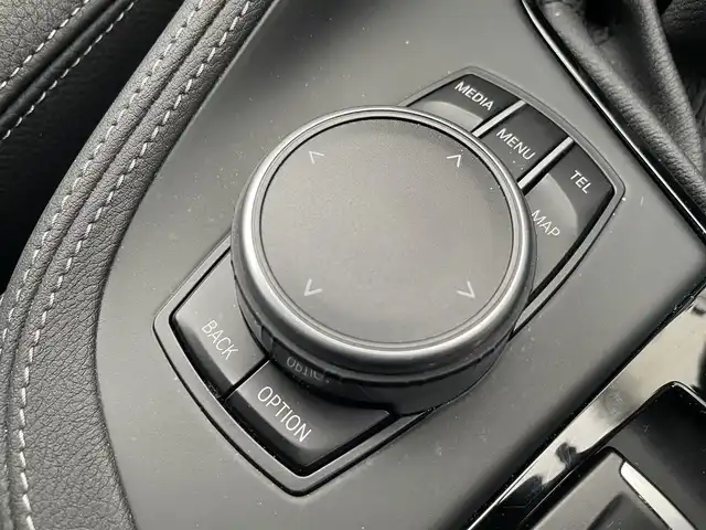 ＢＭＷ Ｘ１ sDrive 18i Xライン 群馬県 2017(平29)年 1.9万km パール 純正ナビ(CD/DVD/Bloutooth/AM/FM)/純正ドライブレコーダー/バックカメラ/ETC/LEDヘッドライト/オートライト/オートマチックハイビーム/ステアリングスイッチ/電動リアゲート/レーンキープアシスト/クルーズコントロール(追従走行)/電動格納ミラー/ルーフレール/純正アルミホイール/コーナーセンサー/USB入力端子/盗難防止機能/横滑り防止/取扱説明書/保証書/スペアキー