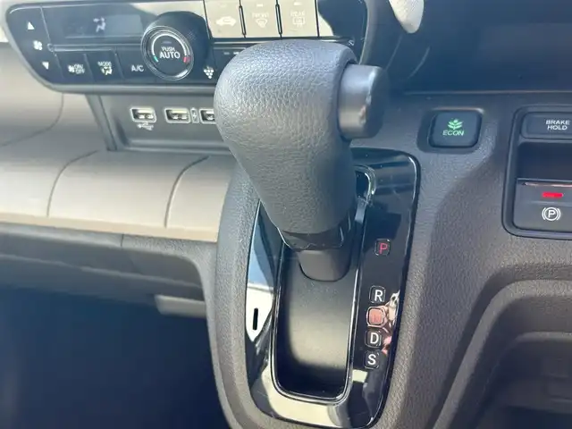 ホンダ Ｎ ＷＧＮ L 熊本県 2023(令5)年 1.6万km フィヨルドミストパール 純正SDナビ/CD/DVD/AM/FM/Bluetooth/MusicRack/SD/USB/フルセグTV/ホンダセンシング/・車線維持支援機能/・衝突軽減ブレーキ/・アダプティブクルーズコントロール/・先行車発信お知らせ機能/・路外逸脱抑制システム/・標識認識機能/バックカメラ/横滑り防止機能/盗難防止装置/エアバッグW＋サイド/カーテンエアバッグ/ステアリングスイッチ/電動格納ミラー/・ウィンカーミラー/電動パーキングブレーキ/ブレーキホールド/プッシュスタートボタン/アイドリングストップ/シートヒーター/LEDヘッドライト/・ヘッドライトレベライザー/・オートライト/スマートキー/スペアキー1本/純正フロアマット/純正ドアバイザー