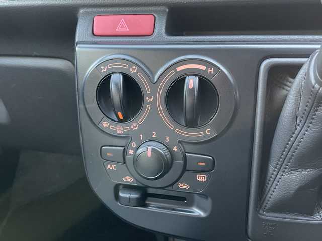 スズキ アルト F 青森県 2017(平29)年 2.1万km シルキーシルバーメタリック 4WD/レーダーブレーキサポート/オートギアシフト/純正オーディオ/CD・FM・AM/アイドリングストップ/ハロゲンヘッドライト/リモコンキー/純正フロアマット/ドアバイザー/横滑り防止装置