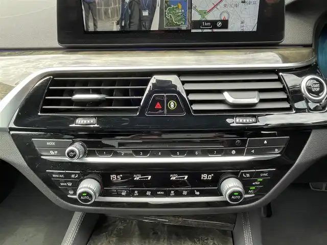 ＢＭＷ ５３０ｅ Mスポーツアイパフォーマンス 埼玉県 2019(平31)年 6.5万km アルピンホワイトⅢ 純正ナビTV/全方位カメラ/黒革シート/全席シートヒーター/前席パワーシート/純正19インチアルミ/LEDヘッドライト/パワートランクリッド/ミラーETC/クリアランスソナー/ヘッドアップディスプレイ/アクティブクルーズコントロール/操舵支援付レーンアシスト/衝突軽減ブレーキ/ドライブレコーダー/プッシュスタート/スマートキー/保証書付整備手帳/取扱説明書