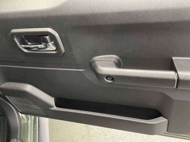 スズキ ジムニー ノマド FC 宮崎県 2025(令7)年 0.1万km Ｄグリーン 禁煙車/パートタイム4WD/衝突被害軽減ブレーキ/純正8型ナビTV/（Kenwood/SKX-S809/CD/DVD/Bluetooth/フルセグTV)/純正バックカメラ/純正OP前後ドライブレコーダー/純正OPスペアタイヤハーフカバーデカール/純正LEDオートライト/純正フォグ/純正セキュリティアラーム/純正ドアバイザー/純正フロアマット/社外LEDルームランプ/アダプティブクルーズコントロール/レーンディパーチャーアラート/クリアランスソナー/ダウンヒルアシストコントロール/ウインカードアミラー/本革巻ハンドル/前席シートヒーター/オートエアコン/ETC/スマートキー/プッシュエンジンスタート/スペアキー/新車時保証書/取扱い説明書