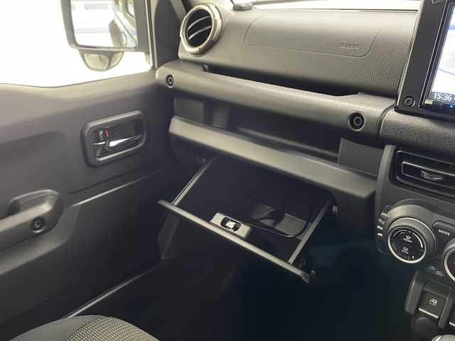 スズキ ジムニー ノマド FC 宮崎県 2025(令7)年 0.1万km Ｄグリーン 禁煙車/パートタイム4WD/衝突被害軽減ブレーキ/純正8型ナビTV/（Kenwood/SKX-S809/CD/DVD/Bluetooth/フルセグTV)/純正バックカメラ/純正OP前後ドライブレコーダー/純正OPスペアタイヤハーフカバーデカール/純正LEDオートライト/純正フォグ/純正セキュリティアラーム/純正ドアバイザー/純正フロアマット/社外LEDルームランプ/アダプティブクルーズコントロール/レーンディパーチャーアラート/クリアランスソナー/ダウンヒルアシストコントロール/ウインカードアミラー/本革巻ハンドル/前席シートヒーター/オートエアコン/ETC/スマートキー/プッシュエンジンスタート/スペアキー/新車時保証書/取扱い説明書