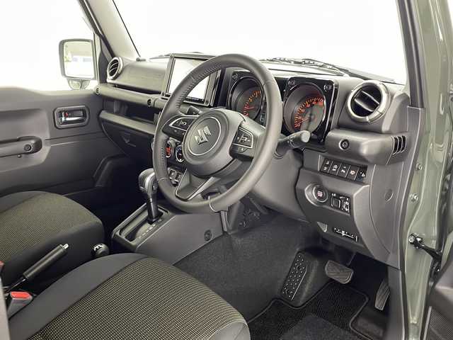 スズキ ジムニー ノマド FC 宮崎県 2025(令7)年 0.1万km Ｄグリーン 禁煙車/パートタイム4WD/衝突被害軽減ブレーキ/純正8型ナビTV/（Kenwood/SKX-S809/CD/DVD/Bluetooth/フルセグTV)/純正バックカメラ/純正OP前後ドライブレコーダー/純正OPスペアタイヤハーフカバーデカール/純正LEDオートライト/純正フォグ/純正セキュリティアラーム/純正ドアバイザー/純正フロアマット/社外LEDルームランプ/アダプティブクルーズコントロール/レーンディパーチャーアラート/クリアランスソナー/ダウンヒルアシストコントロール/ウインカードアミラー/本革巻ハンドル/前席シートヒーター/オートエアコン/ETC/スマートキー/プッシュエンジンスタート/スペアキー/新車時保証書/取扱い説明書