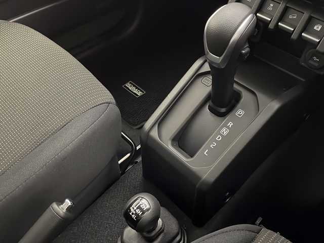 スズキ ジムニー ノマド FC 宮崎県 2025(令7)年 0.1万km Ｄグリーン 禁煙車/パートタイム4WD/衝突被害軽減ブレーキ/純正8型ナビTV/（Kenwood/SKX-S809/CD/DVD/Bluetooth/フルセグTV)/純正バックカメラ/純正OP前後ドライブレコーダー/純正OPスペアタイヤハーフカバーデカール/純正LEDオートライト/純正フォグ/純正セキュリティアラーム/純正ドアバイザー/純正フロアマット/社外LEDルームランプ/アダプティブクルーズコントロール/レーンディパーチャーアラート/クリアランスソナー/ダウンヒルアシストコントロール/ウインカードアミラー/本革巻ハンドル/前席シートヒーター/オートエアコン/ETC/スマートキー/プッシュエンジンスタート/スペアキー/新車時保証書/取扱い説明書