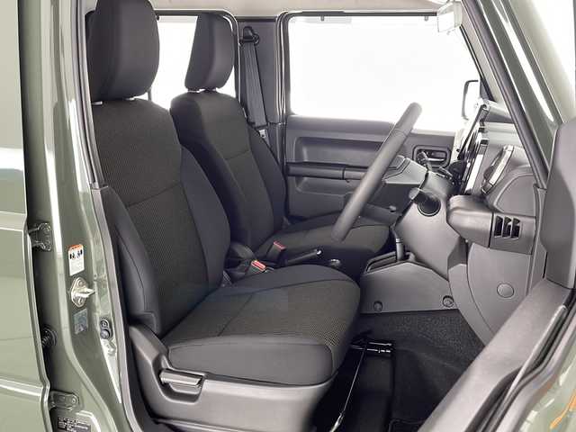 スズキ ジムニー ノマド FC 宮崎県 2025(令7)年 0.1万km Ｄグリーン 禁煙車/パートタイム4WD/衝突被害軽減ブレーキ/純正8型ナビTV/（Kenwood/SKX-S809/CD/DVD/Bluetooth/フルセグTV)/純正バックカメラ/純正OP前後ドライブレコーダー/純正OPスペアタイヤハーフカバーデカール/純正LEDオートライト/純正フォグ/純正セキュリティアラーム/純正ドアバイザー/純正フロアマット/社外LEDルームランプ/アダプティブクルーズコントロール/レーンディパーチャーアラート/クリアランスソナー/ダウンヒルアシストコントロール/ウインカードアミラー/本革巻ハンドル/前席シートヒーター/オートエアコン/ETC/スマートキー/プッシュエンジンスタート/スペアキー/新車時保証書/取扱い説明書