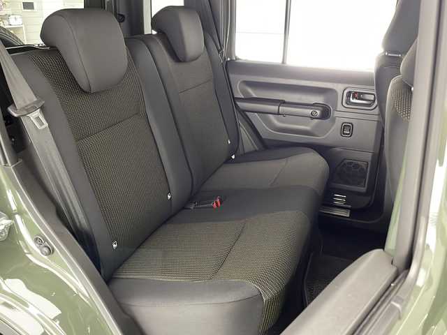 スズキ ジムニー ノマド FC 宮崎県 2025(令7)年 0.1万km Ｄグリーン 禁煙車/パートタイム4WD/衝突被害軽減ブレーキ/純正8型ナビTV/（Kenwood/SKX-S809/CD/DVD/Bluetooth/フルセグTV)/純正バックカメラ/純正OP前後ドライブレコーダー/純正OPスペアタイヤハーフカバーデカール/純正LEDオートライト/純正フォグ/純正セキュリティアラーム/純正ドアバイザー/純正フロアマット/社外LEDルームランプ/アダプティブクルーズコントロール/レーンディパーチャーアラート/クリアランスソナー/ダウンヒルアシストコントロール/ウインカードアミラー/本革巻ハンドル/前席シートヒーター/オートエアコン/ETC/スマートキー/プッシュエンジンスタート/スペアキー/新車時保証書/取扱い説明書