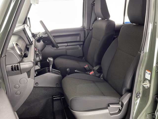 スズキ ジムニー ノマド FC 宮崎県 2025(令7)年 0.1万km Ｄグリーン 禁煙車/パートタイム4WD/衝突被害軽減ブレーキ/純正8型ナビTV/（Kenwood/SKX-S809/CD/DVD/Bluetooth/フルセグTV)/純正バックカメラ/純正OP前後ドライブレコーダー/純正OPスペアタイヤハーフカバーデカール/純正LEDオートライト/純正フォグ/純正セキュリティアラーム/純正ドアバイザー/純正フロアマット/社外LEDルームランプ/アダプティブクルーズコントロール/レーンディパーチャーアラート/クリアランスソナー/ダウンヒルアシストコントロール/ウインカードアミラー/本革巻ハンドル/前席シートヒーター/オートエアコン/ETC/スマートキー/プッシュエンジンスタート/スペアキー/新車時保証書/取扱い説明書