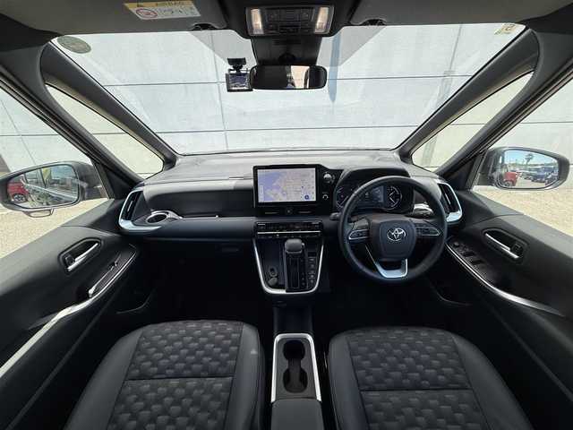 トヨタ ヴォクシー ハイブリッド S－Z 千葉県 2024(令6)年 1.3万km アティチュードブラックマイカ ディスプレイオーディオ+/CD/DVD/BT/USB/HDMI/バックカメラ/後席フリップダウンモニター/ビルトインETC/ステアリングスイッチ/レーダークルーズコントロール/電動パーキングブレーキ/100V電源/社外フロアマット/純正17インチアルミホイール