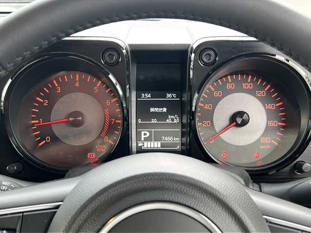 スズキ ジムニー シエラ JC 山口県 2024(令6)年 0.8万km ミディアムグレー ワンオーナー/衝突被害軽減ブレーキ/クルーズコントロール/LEDヘッドランプ/フォグランプ /オートライト/背面タイヤ/純正15インチアルミホイール/クリアランスソナー /電動格納ミラー/スペアキー/保証書/取扱説明書