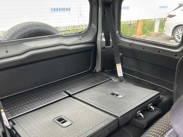 スズキ ジムニー シエラ JC 山口県 2024(令6)年 0.8万km ミディアムグレー ワンオーナー/衝突被害軽減ブレーキ/クルーズコントロール/LEDヘッドランプ/フォグランプ /オートライト/背面タイヤ/純正15インチアルミホイール/クリアランスソナー /電動格納ミラー/スペアキー/保証書/取扱説明書