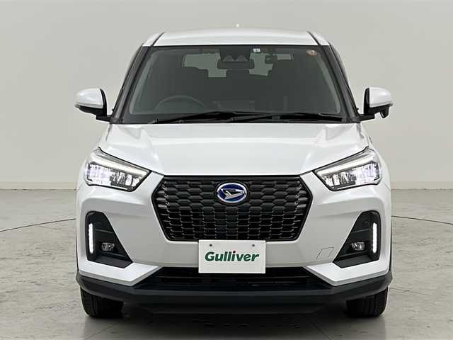 ダイハツ ロッキー プレミアム G HEV 宮城県 2023(令5)年 6.5万km シャイニングホワイトパール スマートアシスト/・衝突回避支援ブレーキ機能/・車線逸脱警報機能/・全車速追従機能付ＡＣＣ/・レーンキープコントロール/・コーナーセンサー/・オートハイビーム/社外7インチナビ/・BT.CD.DVD.SD/バックカメラ/フルセグTV/ハーフレザーシート/前席シートヒーター/ETC/ドライブレコーダー（FR）/プッシュスタート/スマートキー×2/電動パーキングブレーキ/LEDヘッドライト/LEDフォグライト/リアフォグライト/純正フロアマット/純正17インチAW/純正ドアバイザー/横滑り防止