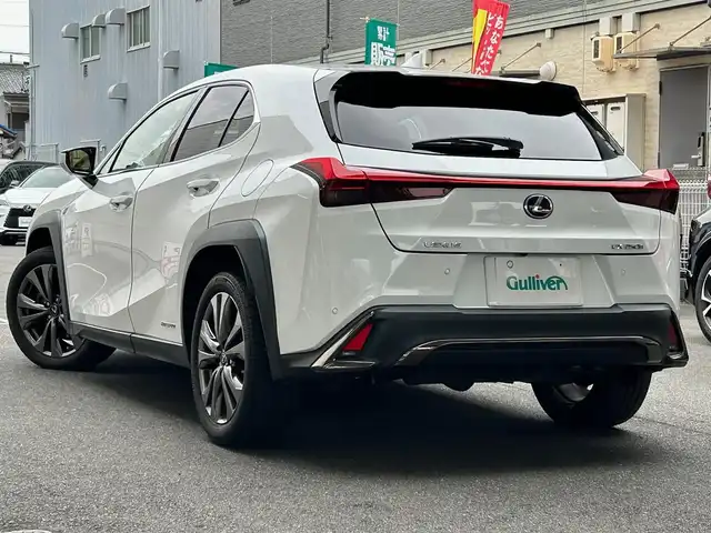 レクサス ＵＸ 250h Fスポーツ 愛知県 2019(平31)年 3万km ホワイトノーヴァガラスフレーク ブラック＆レッドレザーシート〈MOP〉/前席パワーシート/前席シートヒーター＆ベンチレーション/カラーヘッドアップディスプレイ〈MOP〉/三眼LEDヘッドライト〈MOP〉/・アダプティブハイビームシステム/・ヘッダランプクリーナー/純正10.3型ディスプレイナビ/・Blu-ray／Bluetooth／地デジTV/パノラミックビューカメラ/ハンズフリーパワーバックドア/NAVI・AI・AVS〈MOP〉/・NAVI・AI・AVS/・リアパフォーマンスダンパー/・ドライブモードセレクトSport_S+/寒冷地仕様〈MOP〉/・ヘッドライトクリーナー/・デアイサー/・リアフォグランプ/ブラインドスポットモニター〈MOP〉/Lexus Safety System+/・プリクラッシュセーフティ/・レーントレーシングアシスト/・オートマチックハイビーム/・レーダークルーズコントロール/・先行車発進告知/純正１８インチAW/スマートキー×2&カードキー/社外前後ドライブレコーダー