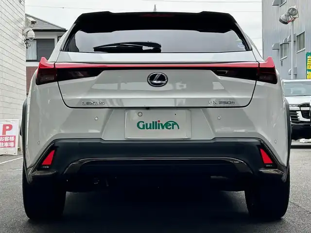 レクサス ＵＸ 250h Fスポーツ 愛知県 2019(平31)年 3万km ホワイトノーヴァガラスフレーク ブラック＆レッドレザーシート〈MOP〉/前席パワーシート/前席シートヒーター＆ベンチレーション/カラーヘッドアップディスプレイ〈MOP〉/三眼LEDヘッドライト〈MOP〉/・アダプティブハイビームシステム/・ヘッダランプクリーナー/純正10.3型ディスプレイナビ/・Blu-ray／Bluetooth／地デジTV/パノラミックビューカメラ/ハンズフリーパワーバックドア/NAVI・AI・AVS〈MOP〉/・NAVI・AI・AVS/・リアパフォーマンスダンパー/・ドライブモードセレクトSport_S+/寒冷地仕様〈MOP〉/・ヘッドライトクリーナー/・デアイサー/・リアフォグランプ/ブラインドスポットモニター〈MOP〉/Lexus Safety System+/・プリクラッシュセーフティ/・レーントレーシングアシスト/・オートマチックハイビーム/・レーダークルーズコントロール/・先行車発進告知/純正１８インチAW/スマートキー×2&カードキー/社外前後ドライブレコーダー