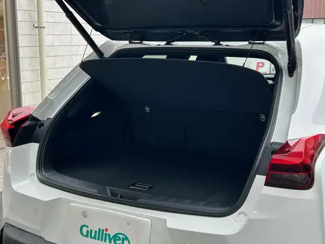 レクサス ＵＸ 250h Fスポーツ 愛知県 2019(平31)年 3万km ホワイトノーヴァガラスフレーク ブラック＆レッドレザーシート〈MOP〉/前席パワーシート/前席シートヒーター＆ベンチレーション/カラーヘッドアップディスプレイ〈MOP〉/三眼LEDヘッドライト〈MOP〉/・アダプティブハイビームシステム/・ヘッダランプクリーナー/純正10.3型ディスプレイナビ/・Blu-ray／Bluetooth／地デジTV/パノラミックビューカメラ/ハンズフリーパワーバックドア/NAVI・AI・AVS〈MOP〉/・NAVI・AI・AVS/・リアパフォーマンスダンパー/・ドライブモードセレクトSport_S+/寒冷地仕様〈MOP〉/・ヘッドライトクリーナー/・デアイサー/・リアフォグランプ/ブラインドスポットモニター〈MOP〉/Lexus Safety System+/・プリクラッシュセーフティ/・レーントレーシングアシスト/・オートマチックハイビーム/・レーダークルーズコントロール/・先行車発進告知/純正１８インチAW/スマートキー×2&カードキー/社外前後ドライブレコーダー