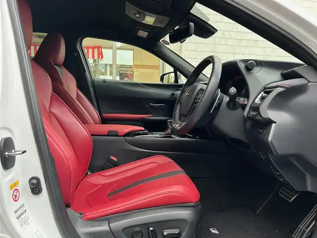 レクサス ＵＸ 250h Fスポーツ 愛知県 2019(平31)年 3万km ホワイトノーヴァガラスフレーク ブラック＆レッドレザーシート〈MOP〉/前席パワーシート/前席シートヒーター＆ベンチレーション/カラーヘッドアップディスプレイ〈MOP〉/三眼LEDヘッドライト〈MOP〉/・アダプティブハイビームシステム/・ヘッダランプクリーナー/純正10.3型ディスプレイナビ/・Blu-ray／Bluetooth／地デジTV/パノラミックビューカメラ/ハンズフリーパワーバックドア/NAVI・AI・AVS〈MOP〉/・NAVI・AI・AVS/・リアパフォーマンスダンパー/・ドライブモードセレクトSport_S+/寒冷地仕様〈MOP〉/・ヘッドライトクリーナー/・デアイサー/・リアフォグランプ/ブラインドスポットモニター〈MOP〉/Lexus Safety System+/・プリクラッシュセーフティ/・レーントレーシングアシスト/・オートマチックハイビーム/・レーダークルーズコントロール/・先行車発進告知/純正１８インチAW/スマートキー×2&カードキー/社外前後ドライブレコーダー