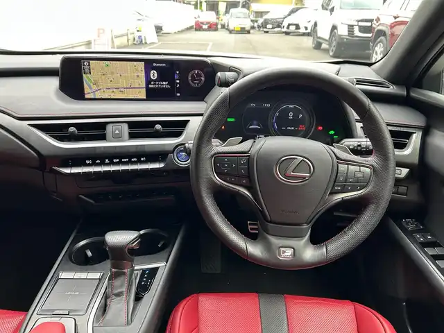 レクサス ＵＸ 250h Fスポーツ 愛知県 2019(平31)年 3万km ホワイトノーヴァガラスフレーク ブラック＆レッドレザーシート〈MOP〉/前席パワーシート/前席シートヒーター＆ベンチレーション/カラーヘッドアップディスプレイ〈MOP〉/三眼LEDヘッドライト〈MOP〉/・アダプティブハイビームシステム/・ヘッダランプクリーナー/純正10.3型ディスプレイナビ/・Blu-ray／Bluetooth／地デジTV/パノラミックビューカメラ/ハンズフリーパワーバックドア/NAVI・AI・AVS〈MOP〉/・NAVI・AI・AVS/・リアパフォーマンスダンパー/・ドライブモードセレクトSport_S+/寒冷地仕様〈MOP〉/・ヘッドライトクリーナー/・デアイサー/・リアフォグランプ/ブラインドスポットモニター〈MOP〉/Lexus Safety System+/・プリクラッシュセーフティ/・レーントレーシングアシスト/・オートマチックハイビーム/・レーダークルーズコントロール/・先行車発進告知/純正１８インチAW/スマートキー×2&カードキー/社外前後ドライブレコーダー
