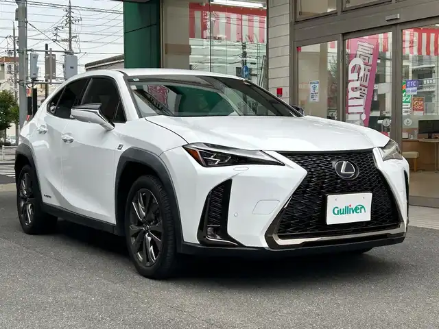 レクサス ＵＸ 250h Fスポーツ 愛知県 2019(平31)年 3万km ホワイトノーヴァガラスフレーク ブラック＆レッドレザーシート〈MOP〉/前席パワーシート/前席シートヒーター＆ベンチレーション/カラーヘッドアップディスプレイ〈MOP〉/三眼LEDヘッドライト〈MOP〉/・アダプティブハイビームシステム/・ヘッダランプクリーナー/純正10.3型ディスプレイナビ/・Blu-ray／Bluetooth／地デジTV/パノラミックビューカメラ/ハンズフリーパワーバックドア/NAVI・AI・AVS〈MOP〉/・NAVI・AI・AVS/・リアパフォーマンスダンパー/・ドライブモードセレクトSport_S+/寒冷地仕様〈MOP〉/・ヘッドライトクリーナー/・デアイサー/・リアフォグランプ/ブラインドスポットモニター〈MOP〉/Lexus Safety System+/・プリクラッシュセーフティ/・レーントレーシングアシスト/・オートマチックハイビーム/・レーダークルーズコントロール/・先行車発進告知/純正１８インチAW/スマートキー×2&カードキー/社外前後ドライブレコーダー