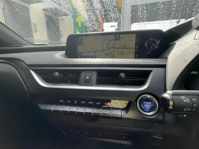 レクサス ＵＸ 250h Fスポーツ 愛知県 2019(平31)年 3万km ホワイトノーヴァガラスフレーク ブラック＆レッドレザーシート〈MOP〉/前席パワーシート/前席シートヒーター＆ベンチレーション/カラーヘッドアップディスプレイ〈MOP〉/三眼LEDヘッドライト〈MOP〉/・アダプティブハイビームシステム/・ヘッダランプクリーナー/純正10.3型ディスプレイナビ/・Blu-ray／Bluetooth／地デジTV/パノラミックビューカメラ/ハンズフリーパワーバックドア/NAVI・AI・AVS〈MOP〉/・NAVI・AI・AVS/・リアパフォーマンスダンパー/・ドライブモードセレクトSport_S+/寒冷地仕様〈MOP〉/・ヘッドライトクリーナー/・デアイサー/・リアフォグランプ/ブラインドスポットモニター〈MOP〉/Lexus Safety System+/・プリクラッシュセーフティ/・レーントレーシングアシスト/・オートマチックハイビーム/・レーダークルーズコントロール/・先行車発進告知/純正１８インチAW/スマートキー×2&カードキー/社外前後ドライブレコーダー