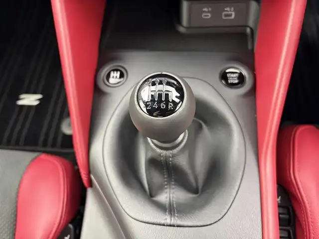日産 フェアレディ Ｚ バージョンST 愛知県 2023(令5)年 0.6万km パールⅡ 6速MT/ターボ/純正9インチナビ/　　BT/フルセグ/バックカメラ/ビルトインETC2.0/ドライブレコーダー/革巻きステアリング/ステアリングリモコン/インテリジェントエマージェンシーブレーキ/インテリジェントクルーズコントロール/LDW/ハーフレザーシート/パワーシート/シートヒーター/ブラインドスポットモニター/純正LEDヘッドライト/リヤフォグランプ/純正19インチアルミホイール