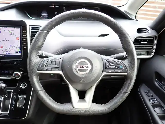 日産 セレナ ハイウェイスター V 千葉県 2021(令3)年 8.7万km ブリリアントホワイトパール ワンオーナー/純正9インチナビ(MM320D-L)/・フルセグテレビ/・CD/DVD/・Bluetooth/・ミュージックサーバー/フリップダウンモニター/アラウンドビューモニター/ETC/プロパイロット/インテリジェントエマージェンシーブレーキ/セーフティーパックA/・踏み間違い衝突防止アシスト/・インテリジェントパーキングアシスト/・標識検知機能/・インテリジェント DA（ふらつき警報）/・フロント&バックソナー/後則方車両検知警報/車線逸脱警報/インテリジェントルームミラー/プッシュスタート/アイドリングストップ/ステアリングスイッチ/LEDヘッドライト/フォグライト/電動格納ウィンカーミラー/両側パワースライドドア/インテリジェントキー×2/取扱説明書/ナビ取扱説明書/保証書