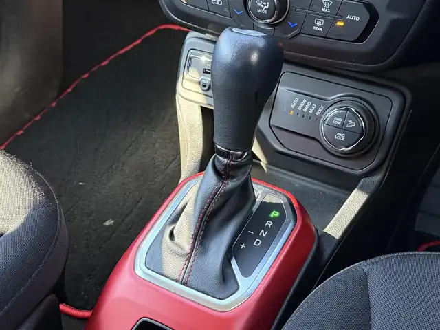 クライスラー・ジープ ジープ レネゲード トレイルホーク 静岡県 2022(令4)年 5万km グレー ワンオーナー/BSM/THULE キャリア/純正ナビ/(BT/CarPlay/フルセグ）/バックカメラ/クルーズコントロール/レーンキープアシスト/パーキングアシスト/スマートキー/ETC2.0/純正フロアマット/純正17インチアルミホイール/保証書/取説/スペアキー