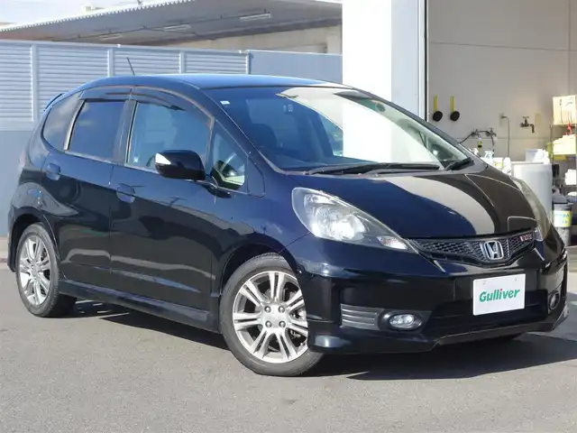 ホンダ フィット RS 静岡県 2011(平23)年 4.7万km クリスタルブラックパール MT車/走行距離47千キロ/社外パイオニア　ツィーター/Pivotスロットルコントローラー/社外デールレンズ/コンフォートビューパッケージ/　・撥水／ヒーテッドドアミラー/　・熱線入フロントウインドウ/　・フロントドア撥水ガラス/　・VSA/社外Carrozzeriaディスプレイオーディオ/（FH-8500DVS）/　CD/DVD/BT/AUX/ipod/AM.FM/ビルトインETC/HIDヘッドライト/フロントフォグランプ/社外フロアマット／ドアバイザー/スペアキー1個