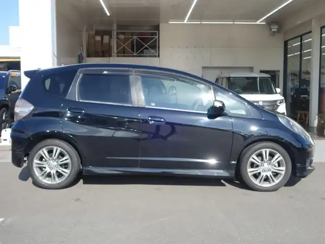 ホンダ フィット RS 静岡県 2011(平23)年 4.7万km クリスタルブラックパール MT車/走行距離47千キロ/社外パイオニア　ツィーター/Pivotスロットルコントローラー/社外デールレンズ/コンフォートビューパッケージ/　・撥水／ヒーテッドドアミラー/　・熱線入フロントウインドウ/　・フロントドア撥水ガラス/　・VSA/社外Carrozzeriaディスプレイオーディオ/（FH-8500DVS）/　CD/DVD/BT/AUX/ipod/AM.FM/ビルトインETC/HIDヘッドライト/フロントフォグランプ/社外フロアマット／ドアバイザー/スペアキー1個