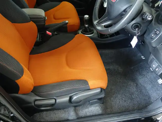 ホンダ フィット RS 静岡県 2011(平23)年 4.7万km クリスタルブラックパール MT車/走行距離47千キロ/社外パイオニア　ツィーター/Pivotスロットルコントローラー/社外デールレンズ/コンフォートビューパッケージ/　・撥水／ヒーテッドドアミラー/　・熱線入フロントウインドウ/　・フロントドア撥水ガラス/　・VSA/社外Carrozzeriaディスプレイオーディオ/（FH-8500DVS）/　CD/DVD/BT/AUX/ipod/AM.FM/ビルトインETC/HIDヘッドライト/フロントフォグランプ/社外フロアマット／ドアバイザー/スペアキー1個